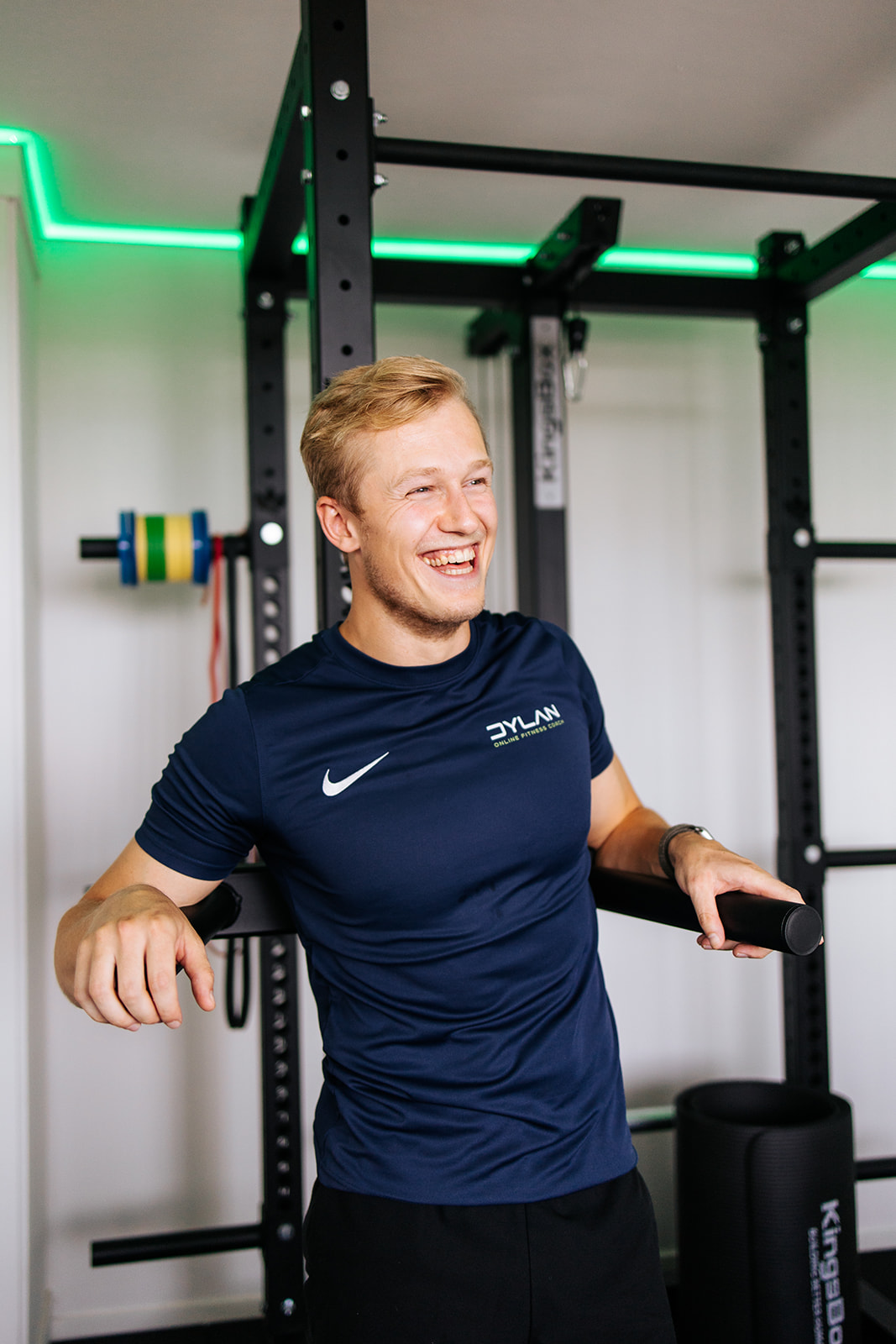 Dylan, coach bij DE WOLD Gym Almere, geeft personal training en leefstijlbegeleiding
